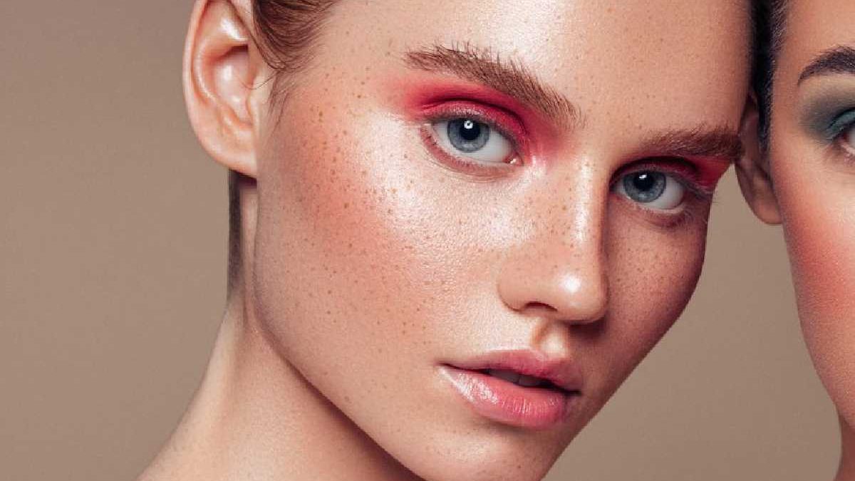 How to wear the Monochrome Makeup trend in 2023?