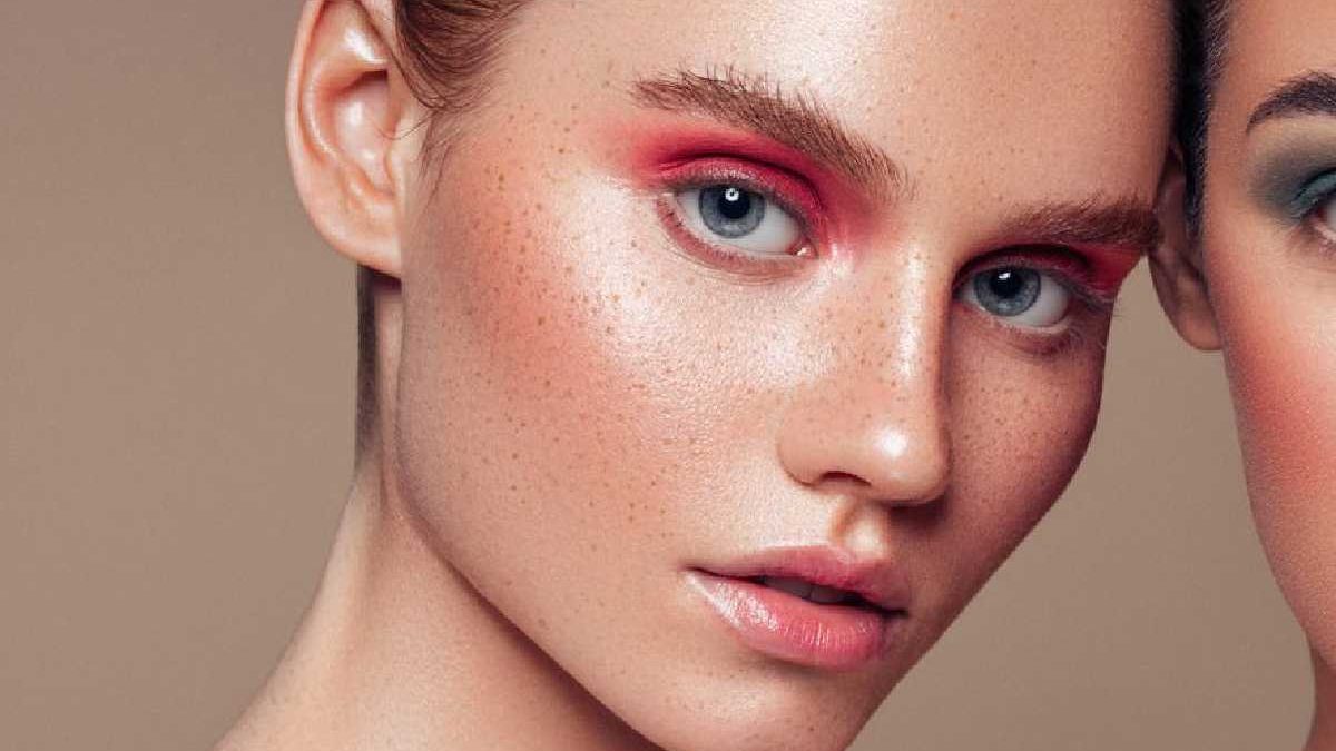 How to wear the Monochrome Makeup trend