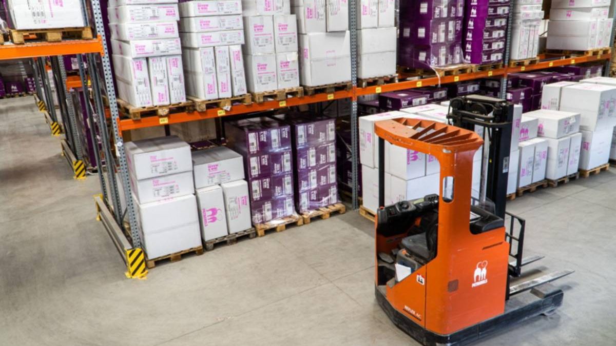 12 Types of Equipment to Increase Efficiency in Your Warehouse