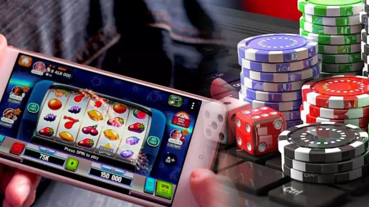 The Pros and Cons of Playing at Online Casinos